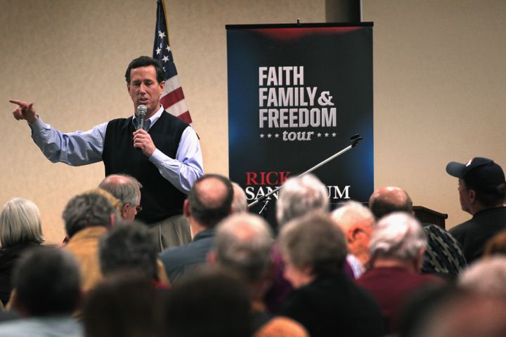 Rick Santorum lors d'une &eacute;tape de sa tourn&eacute;e "Foi, famille et libert&eacute;" &agrave; Davenport, dans l'Iowa (Etats-Unis), le 29 d&eacute;cembre 2011. (SCOTT OLSON / GETTY IMAGES NORTH AMERICA / AFP)