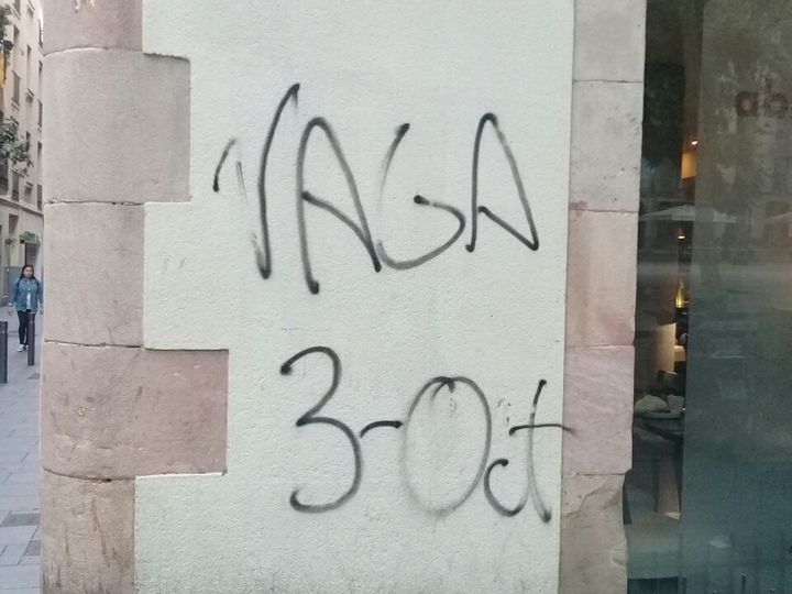 Un tag "Vaga" ("grève") sur un mur de Barcelone (Espagne), le 3 octobre 2017. (RAPHAEL GODET / FRANCEINFO)