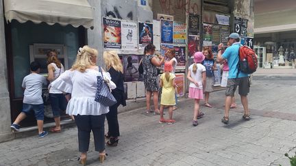 &nbsp; (Des Grecs devant un distributeur de billets à Athènes. © Radio France / Nicolas Mathias)