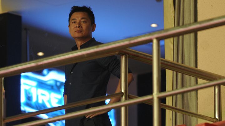 Le patron du Shanghai Shenhua, Zhu Jun, regarde un match depuis les tribunes du stade, &agrave; Shanghai, le 27 mai 2012. (PETER PARKS / AFP)