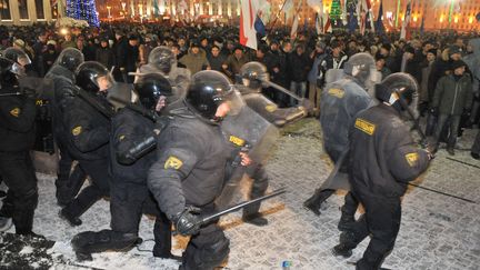 Un rassemblement d'opposants r&eacute;prim&eacute; par les forces de l'ordre &agrave; Minsk (Bi&eacute;lorussie), le 20 d&eacute;cembre 2011, o&ugrave; toute manifestation politique est interdite. (VIKTOR DRACHEV / AFP)