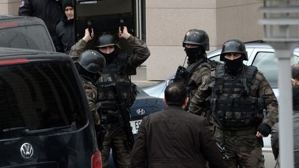 Les forces sp&eacute;ciales de la police turque sont d&eacute;ploy&eacute;es, mardi 31 mars, aux abords du palais de justice d'Istanbul (Turquie). (METIN PALA / ANADOLU AGENCY / AFP)