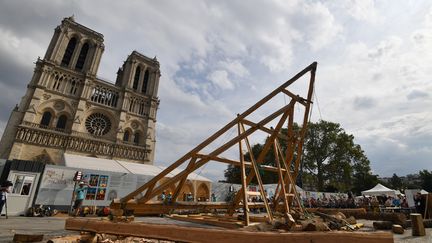 Une "ferme" en construction sur le parvis de Notre-Dame, le 19 septembre 2020. (ALAIN JOCARD / AFP)