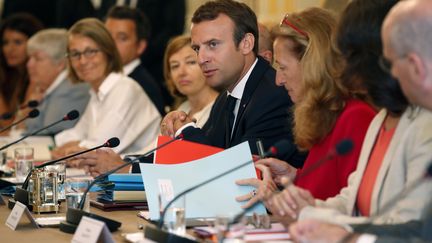 Emmanuel Macron à l'Elysée, le 28 août 2017. (CHRISTIAN HARTMANN / AFP)