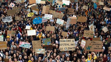 Illustration "Complément d'enquête" 16 mai 2019.&nbsp;Greta Thunberg, écolos, Obama : qui va sauver le monde ? (ALAIN PITTON / NURPHOTO)