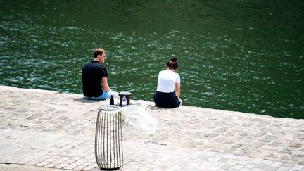 Un couple sur les quais de Seine, le 26 juin 2020 (photo d'illustration) (XOS? BOUZAS / HANS LUCAS)