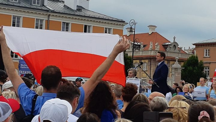 Rafał Trzaskowski lors de son dernier meeting pour la présidentielle polonaise du 28 juin 2020, à Varsovie. (LUDOVIC PIEDTENU / RADIO FRANCE)