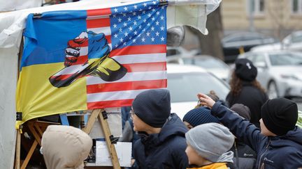 Dans les rues de Kiev, des habitants passent devant un drapeau célébrant l'amitié entre les États-Unis et l'Ukraine, le 6 novembre 2024. (SERGEY DOLZHENKO / EPA / MAXPPP)