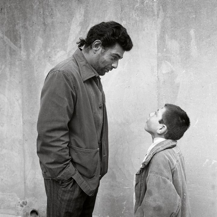 Jonathan avec son père Johny, , extrait de Mathieu Pernot, "Les Gorgan 1995-2015" (Editions Xavier Barral, 2017)
 (Photographie : © Mathieu Pernot)