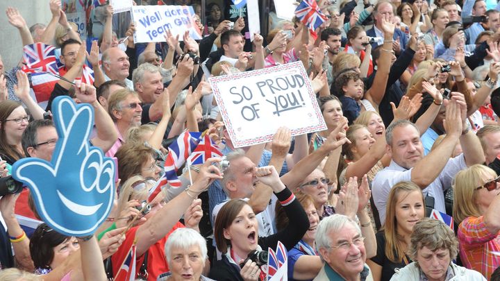 La foule se presse le long du tracé de la "Victory Parade" des athlètes britanniques, après les Jeux de Londres, le 10 septembre 2012. (MURRAY SANDERS / WPA POOL / GETTY IMAGES EUROPE)