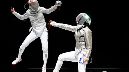 Moscou. 13 mai 2018. La sud coréenne Kim Ji-yeon&nbsp;à gauche, et Cécilia Berder à droite, en quart de finale de la compétition sabre féminin en individuel. L'arbitrage en escrime a une part importante d'interprétation et de jugement.&nbsp;
 (MIKHAIL JAPARIDZE / TASS)