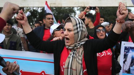 Irak : une femme célèbre la journée internationale des droits des femmes lors d'une manifestation à Baghdad, le 8 mars 2019.&nbsp; (AHMAD AL-RUBAYE / AFP)