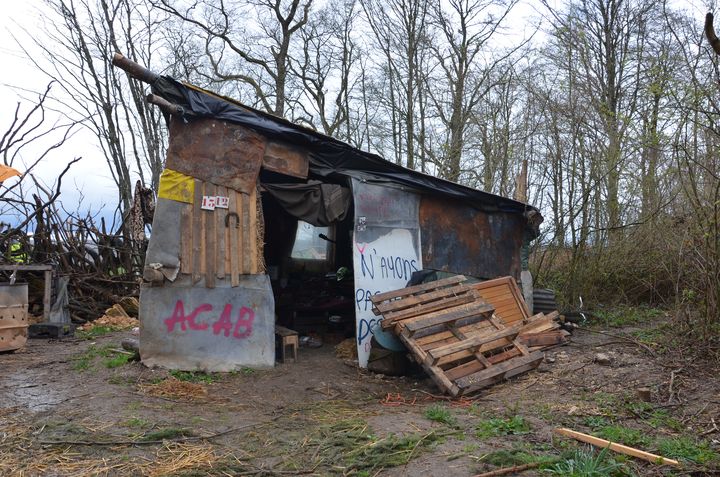 L'une des cabanes de la barricade nord, au Bois Lejuc (Meuse), le 1er avril 2017 . (THOMAS BAIETTO / FRANCEINFO)