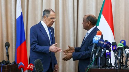 Sergei Lavrov, le ministre des Affaires étrangères russes, et son homologue soudanais, Ali al-Sadiq, à Khartoum (Soudan), le 9 février 2023. (HANDOUT / RUSSIAN FOREIGN MINISTRY)