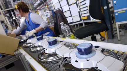 Une ligne de fabrication de couvercles de Cocotte-Minute, dans l'usine SEB de Selongey (C&ocirc;te-d'Or),&nbsp;le 26 avril 2013. (PHILIPPE DESMAZES / AFP)