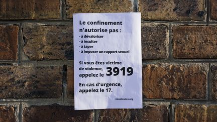 Une affiche de l'association NousToutes, en soutien aux victimes de violences conjugales, physiques et sexuelles dans le contexte du confinement, placardée à Paris le 25 mars 2020.&nbsp; (DENIS MEYER / HANS LUCAS)