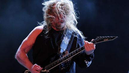 Jeff Hanneman, guitariste de Slayer, le 23 avril 2011 &agrave; Indio, en Californie.&nbsp; (KEVIN WINTER / GETTY IMAGES NORTH AMERICA / AFP)