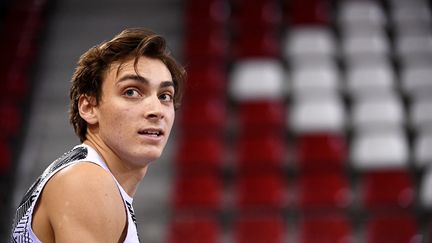 Armand Duplantis a dominé Renaud Lavillenie samedi 6 février à Rouen. (FRANCK FIFE / AFP)