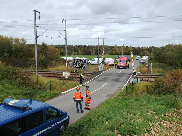 Le passage à niveau auquel un TGV a percuté une voiture&nbsp;près de Noyal (Côtes-d'Armor), le 25 octobre 2019. (MAXPPP)