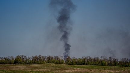 De la fumée au-dessus de la ligne de front de Bakhmout, dans la région de Donetsk (Ukraine), le 3 mai 2023. (DIMITAR DILKOFF / AFP)