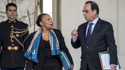 L'ex-ministre de la Justice, Christiane Taubira, et le président de la République, François Hollande, le 21 octobre 2015. (YANN KORBI / CITIZENSIDE.COM / AFP)