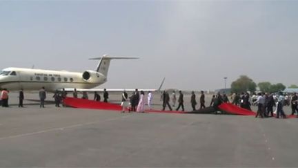 Tapis rouge sur le tarmac de l'aéroport de New Delhi, en Inde, le 8 avril 2012, pour l'arrivée du président pakistanais, Asif Ali Zardari. (FTV)