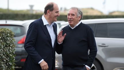 Le Premier ministre Jean Castex et le président du MoDem François Bayrou à&nbsp;l'université de rentrée du MoDem à Guidel (Morbihan) dimanche 26 septembre 2021. (SEBASTIEN SALOM-GOMIS / AFP)