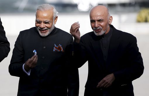 Narendra Modi et le président afghan, Ashraf Ghani, à Kaboul le 25 décembre 2015. Les deux dirigeants tiennent en main des bonbons alors qu'ils inaugurent le nouveau bâtiment du Parlement afghan, construit avec l'aide financière de Delhi. (REUTERS - Omar Sobhani)