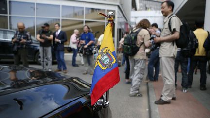 Une voiture diplomatique de l'Equateur attend Edward Snowden, &agrave; l'a&eacute;roport Cheremetievo, pr&egrave;s de Moscou (Russie), le 23 juin 2013. (ALEXANDER ZEMLIANICHENKO / AP / SIPA)