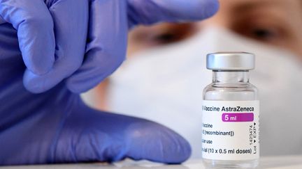 Une dose du vaccin d'AstraZeneca, le 18 mars 2021. (HELMUT FOHRINGER / APA-PICTUREDESK)