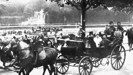 Le tsar Nicolas II de Russie avec son épouse Alexandra Fédorovna à Paris, avec le présidant de la république Félix Faure, en 1896. (API / GAMMA-RAPHO / GETTY IMAGES)