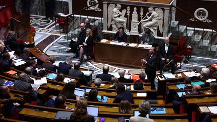 Le ministre du Travail, Olivier Dussopt, s'exprime au micro devant les députés, le 7 mars 2023 à l'Assemblée nationale. (THOMAS SAMSON / AFP)