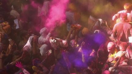 Inde : des milliers de festivaliers rassemblés pour célébrer "Holi"