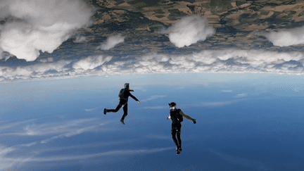 Parachutisme : 45 secondes de chute libre chorégraphiée (France 2)