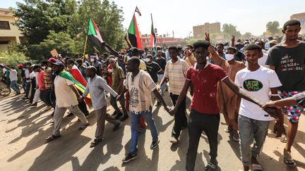 Des personnes manifestent contre le coup d'Etat militaire au Soudan, le 30 octobre 2021 à Khartoum.&nbsp; (MAHMOUD HJAJ / ANADOLU AGENCY / AFP)