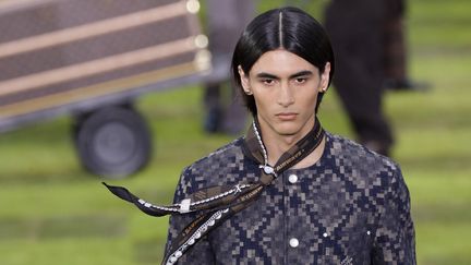 Fashion Week masculine automne-hiver 2025-2026 : une nouvelle ligne chez Issey Miyake, les premiers pas de Peter Copping chez Lanvin, des nus de Saint Laurent aux enchères