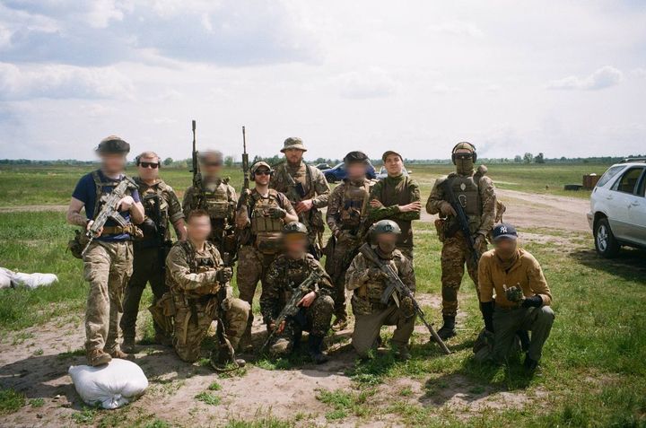 Des combattants du Corps des volontaires russes prennent la pose dans un lieu indéterminé. La photographie a été postée sur les réseaux sociaux le 24 mai 2023. (CORPS DES VOLONTAIRES RUSSES / TELEGRAM)