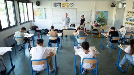 Des élèves planchent sur le brevet des collèges à Chalon-sur-Saône (Saône-et-Loire), le 26 juin 2023. (EDOUARD ROUSSEL / MAXPPP)