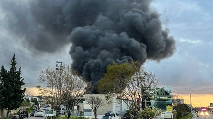 Un panache de fumée après une frappe aérienne israélienne dans la ville libanaise de Ghaziyeh, le 19 février 2024. (MAHMOUD ZAYYAT / AFP)