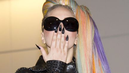 Pensez &agrave; tout ce que ne peut pas faire Lady Gaga avec des ongles comme cela... (EVERETT KENNEDY BROWN / EPA / MAXPPP)