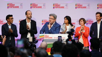 Jean-Luc Mélenchon s'exprime, entouré d'autres figures de La France insoumise, après le premier tour des élections législatives, le 30 juin 2024 à Paris. (DIMITAR DILKOFF / AFP)