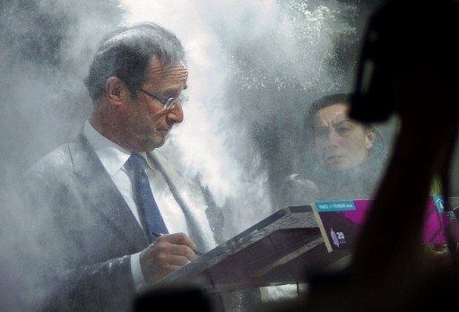 Le 1er février, frayeur, François Hollande se fait enfariner. (FRED DUFOUR / AFP)