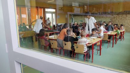 Dans le Tarn-et-Garonne, des personnes âgées mangent à la cantine avec les écoliers