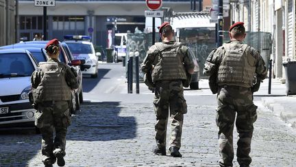 Des soldats patrouillent dans les rues de Bordeaux dans le cadre de l'opération anti-terroriste Sentinelle, le 18 juillet 2016. (GEORGES GOBET / AFP)