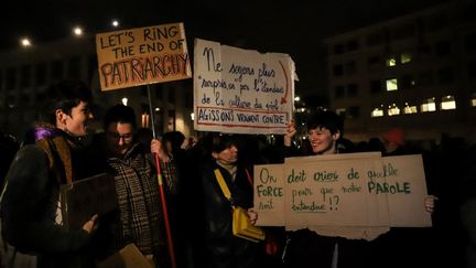 Des centaines de personnes se sont rassemblées à Bruxelles (Belgique), le 12 novembre 2021, pour protester contre les agressions sexuelles dans les bars et discothèques. (VALERIA MONGELLI / HANS LUCAS / AFP)