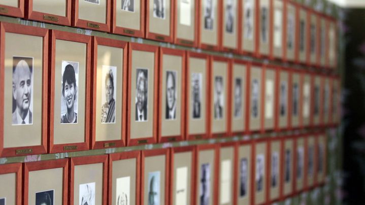 Les portraits des laur&eacute;ats du prix Nobel de la paix, expos&eacute;s &agrave; l'Institut Nobel d'Oslo (Norv&egrave;ge), le 16 juin 2012. (CATHAL MCNAUGHTON / AP / SIPA)