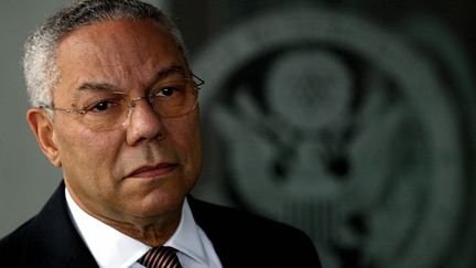 Colin Powell lors d'une interview devant le département d'Etat à Washington, le 8 février 2003 (illustration). (TIM SLOAN / AFP)