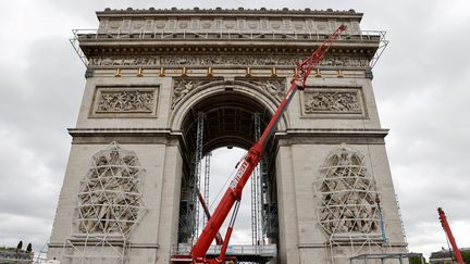 Chantier de l'empaquetage de l'Arc de Triomphe, le 30 juin 2021, Paris (LUDOVIC MARIN / AFP)