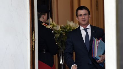 Manuel Valls quittant l'Elysée après le conseil des ministres, le 25 novembre 2015 à Paris. (MIGUEL MEDINA / AFP)