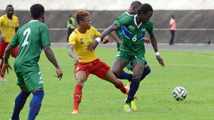 Le lyonnais Clinton Njie joue actuellement sous les couleurs du Cameroun les éliminatoires de la CAN 2015. Il affronte la Sierra Leone qui, à cause de la propagation du virus Ebola, ne peut plus jouer à domicile.  (PACOME PABANDJI / AFP)